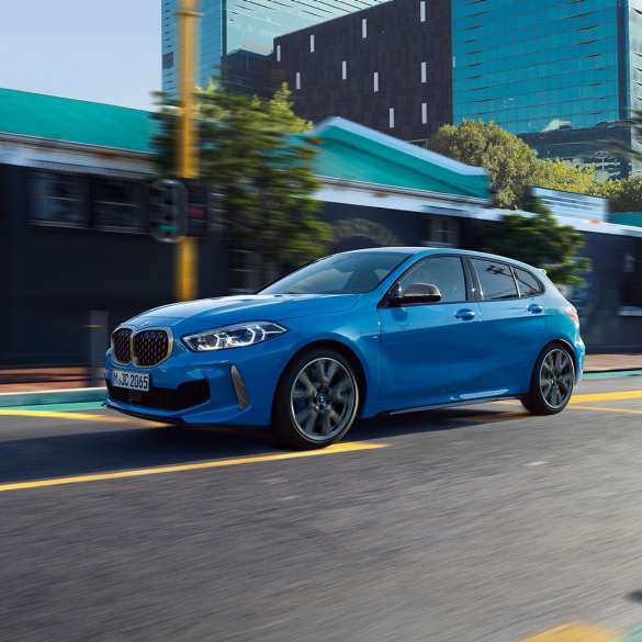 BMW סדרה 1, מבט 3/4 צדדי. BMW סדרה 1 בצבע כחול מטאלי Misano blue, מבט 3/4 קדמי בנסיעה.