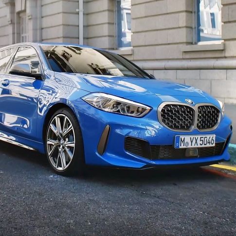 BMW סדרה 1, מבט 3/4 קדמי בצד הדרך. BMW סדרה 1 בצבע כחול מטאלי Misano blue, מבט 3/4 קדמי, חניה בצד הדרך.