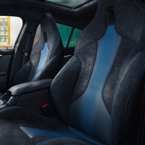 מושבי M Sport (אופציה בתשלום). מושבים ארגונומיים M Sport (אופציה בתשלום) ב-BMW סדרה 1 עם תפירה כפולה ועם משענת ראש מובנית.