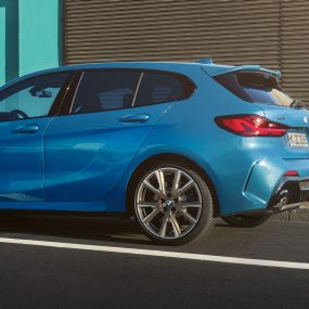 BMW סדרה 1, אלמנט הופמאייסטר. מבט אחורי צדדי של BMW סדרה 1 עם אלמנט ההופמאייסטר הייחודי.