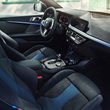 BMW סדרה 1, חלל פנים ספורטיבי. BMW סדרה 1 - תא נהג עם מושבי M Sport, גלגל הגה M מעור וגימור פנים מואר (אופציות בתשלום).