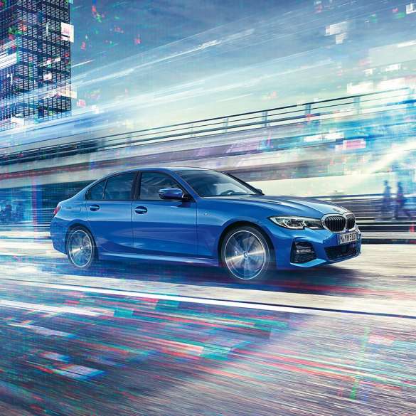 BMW סידרה 3 בנסיעה, מבט צד. תצלום של BMW סידרה 3 בנסיעה, במבט צד, ביום, בסביבה עירונית.