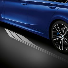 BMW סידרה 3, שטיח תאורת קבלת פנים (welcome light carpet) (אופציונלי). פרט במבט צד: שטיח תאורת קבלת פנים (welcome light carpet) כשדלת הנהג פתוחה (אופציונלי)