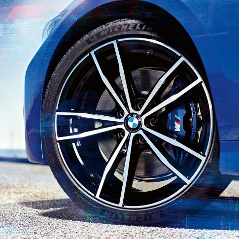 BMW סידרה 3, חישוקי סגסוגת קלה דגם 791 M. תקריב על חישוקי הסגסוגת הקלה M בקוטר 19 אינץ', בעיצוב 791 M בצבע שחור של BMW סידרה 3.