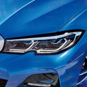 BMW סידרה 3, פנסי לייזר של BMW (אופציונלי) תקריב במבט צד על הפנסים הראשיים בחזית, בצד ימין, עם פנסי הלייזר של BMW (אופציונלי)