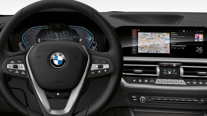 BMW סידרה 3, סביבת הנהג של דגם 330e. מבט על פרט: סביבת הנהג של BMW סידרה 3 עם תצוגה מיוחדת מבית BMW i