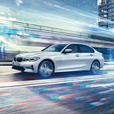 BMW סידרה 3, מבט צד על BMW סידרה 3 מדגם 330e בנסיעה. מבט צד על BMW סידרה 3 בנסיעה, דגם 330e, על רקע נוף עירוני.