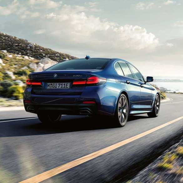 יכולות נהיגה דינמיות BMW סדרה 5 יכולות נהיגה דינמיות BMW סדרה 5 בכחול Phytonic , מבט 3/4 אחורי בנסיעה