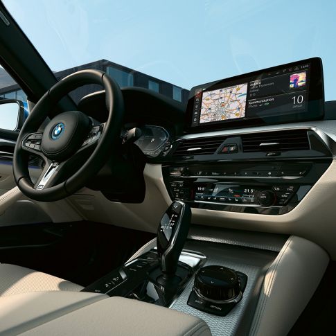 עיצוב פנימי BMW סדרה 5 צג בקרה וגלגל הגה ספורטיבי מעור BMW סדרה 5 2020 חלל הפנים