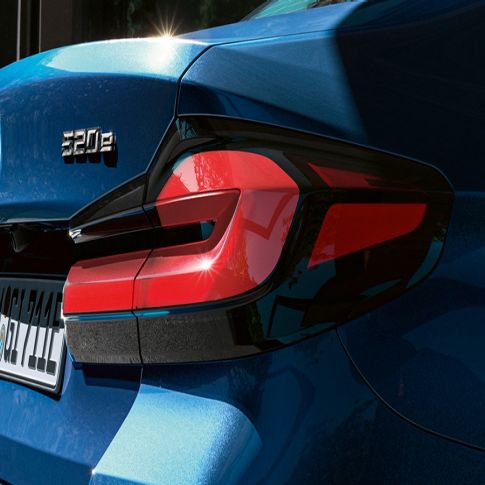 פנסים אחוריים בעיצוב תלת-ממדי BMW סדרה 5 פנסים אחוריים בעיצוב תלת-ממדי, BMW סדרה 5 2020 כחול Phytonic צילום תקריב אחורי