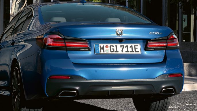 חצאית אחורית BMW סדרה 5 סדאן G30 צינורות מפלט אחוריים, BMW סדרה 5 סדאן G30 פייסליפט 2020 כחול Phytonic צילום תקריב אחורי