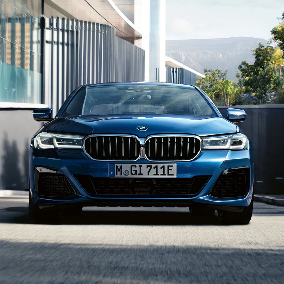 גריל הכליות והחצאית הקדמית BMW סדרה 5 סדאן G30 גריל הכליות והחצאית הקדמית, BMW סדרה 5 כחול Phytonic צילום תקריב קדמי
