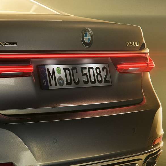 תווית 750Li של BMW סידרה 7 BMW סידרה 7: תקריב על תווית 750Li בחלק האחורי