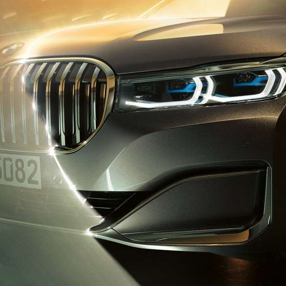 שבכת הכליות ופנסי הלייזר של BMW סידרה 7 BMW סידרה 7: תקריב של החזית, עם שבכת הכליות הגדולה ופנסי הלייזר