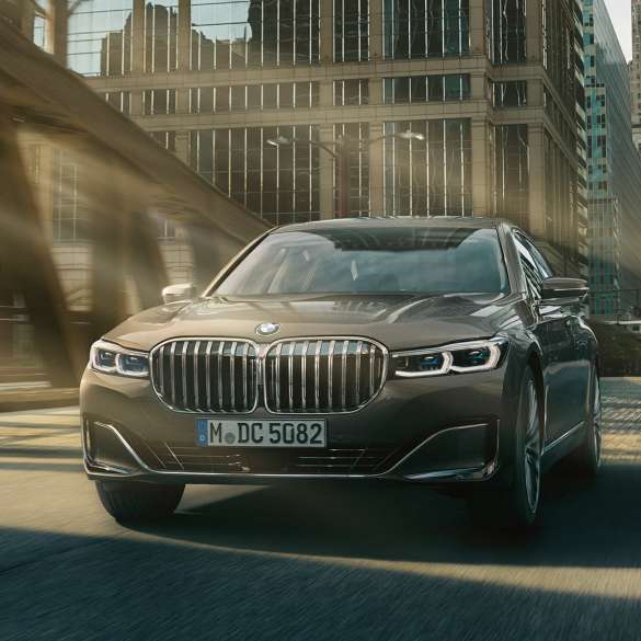 מערכות הסיוע לנהג של BMW סידרה 7 מערכות הסיוע לנהג: BMW סידרה 7 נוסעת על רקע סביבה עירונית
