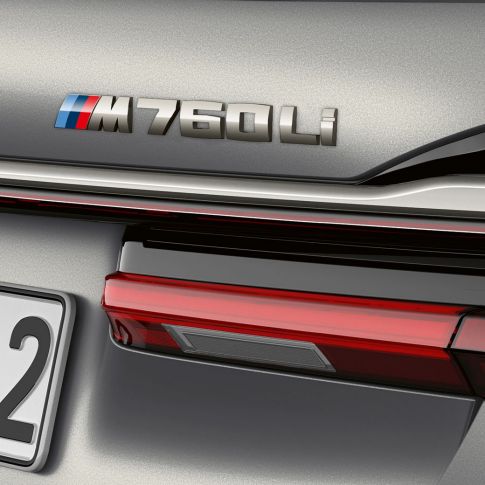 BMW סידרה 7: תקריב על תווית BMW M760Li BMW סידרה 7: תקריב על תווית BMW M760Li בחלק האחורי