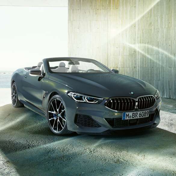 BMW M850i xDrive בצבע Dravit Grey מטאלי, מבט מצד שמאל על החזית. BMW M850i xDrive בצבע Dravit Grey מטאלי, מבט מצד שמאל על החזית.