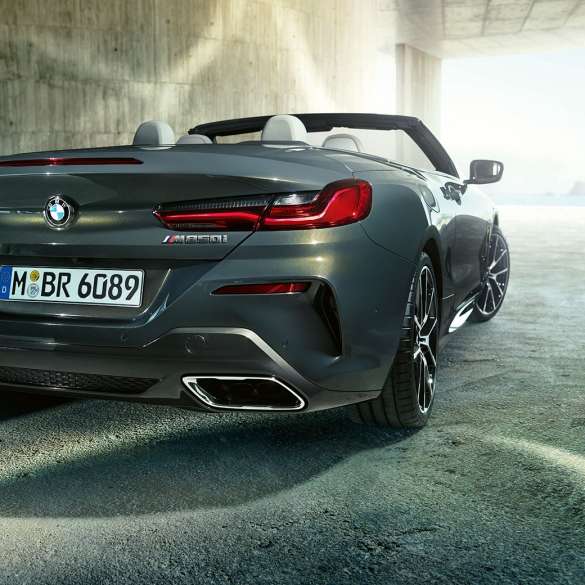 BMW M850i xDrive בצבע Dravit Grey מטאלי, מבט מצד ימין על החלק האחורי. BMW M850i xDrive בצבע Dravit Grey מטאלי, מבט מצד ימין על החלק האחורי.