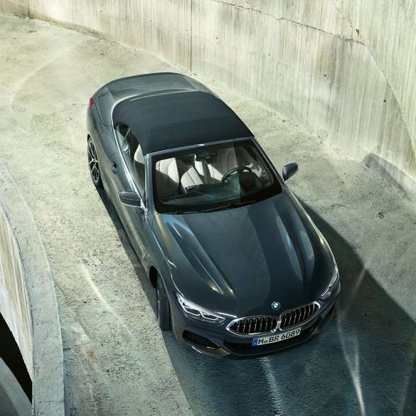 BMW M850i xDrive בצבע Dravit Grey מטאלי עם גג רך שחור, במבט ממעוף הציפור. BMW M850i xDrive בצבע Dravit Grey מטאלי עם גג רך שחור, במבט ממעוף הציפור.