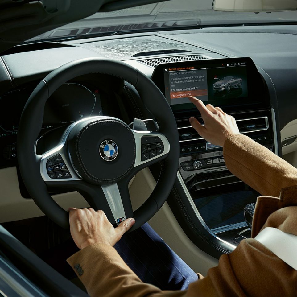 BMW M850i xDrive, נהג מפעיל את מערכת Live Cockpit Professional של BMW באמצעות צג המגע. BMW M850i xDrive, נהג מפעיל את מערכת Live Cockpit Professional של BMW באמצעות צג המגע.