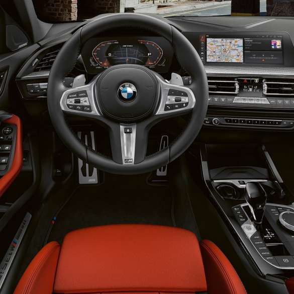BMW M135i xDrive, תא נוסעים. BMW M135i xDrive, תא נוסעים עם גלגל הגה M בציפוי עור ומושבים ספורטיביים M.