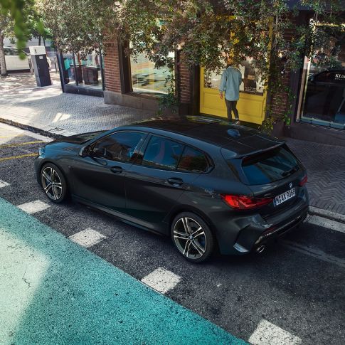 BMW M135i xDrive, בחניה. ה-BMW M135i xDrive בצבע שחור מטאלי Sapphire בחניה, מבט ממעוף הציפור מהצד.