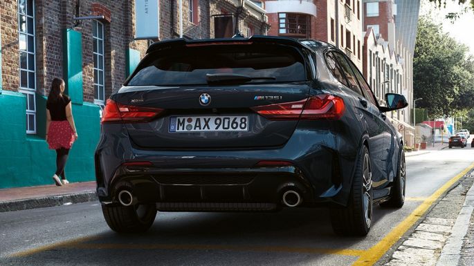 BMW M135i xDrive, מבט אחורי. ה-BMW M135i xDrive בצבע שחור מטאלי Sapphire, מבט אחורי בחניה.