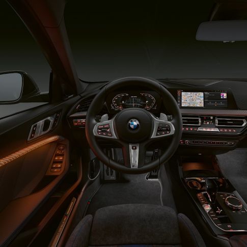 BMW M135i xDrive, סביבת נהג. BMW M135i xDrive, תא נוסעים יוקרתי עם גימור פנים מואר.