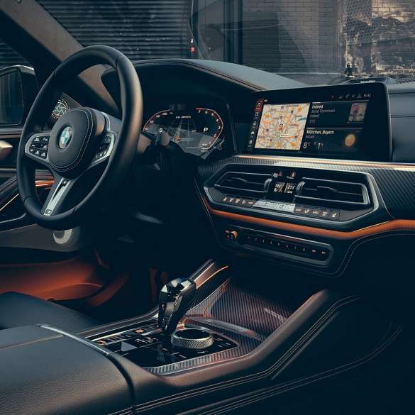 BMW X6 M50i חלק פנימי מבט מקרוב על חלקו הפנימי של ה-BMW X6 M50i עם הקונסולה המרכזית.