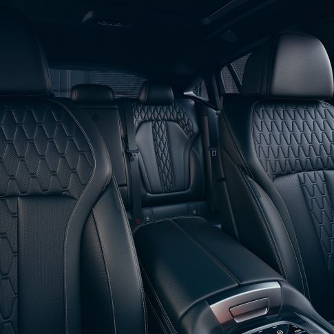 המושבים הספורטיביים של ה-BMW X6 M50i. חלק פנימי עם התמקדות במושבים הספורטיביים של ה-BMW X6 M50i.