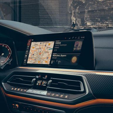 BMW X6 M50i, סביבת נהג BMW X6 M50i, סביבת נהיגה ממוקדת בנהג.
