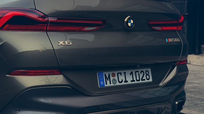BMW X6 M50i חלק אחורי. מבט מקרוב על חלקו האחורי של ה-BMW X6 M50i.