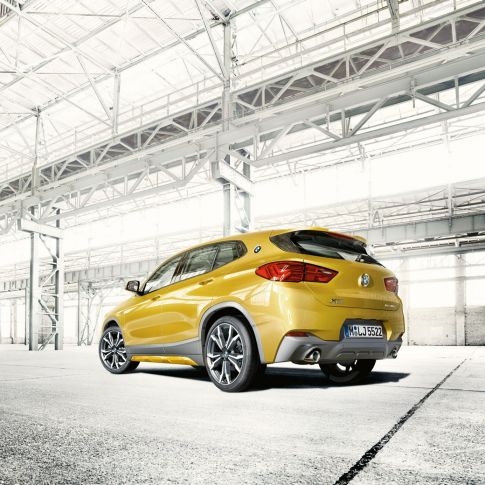 מבט אחורי BMW X2 F39 BMW X2 2018 F39 זהב מטאלי, מבט אחורי