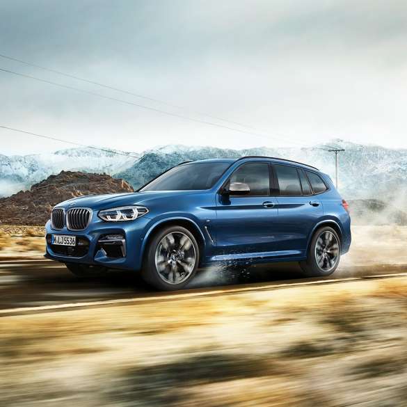 BMW X3 M40i, תמונה של חישוק ופגוש קדמי והרים ברקע BMW X3 M40i, תמונה של חישוק ופגוש קדמי והרים ברקע