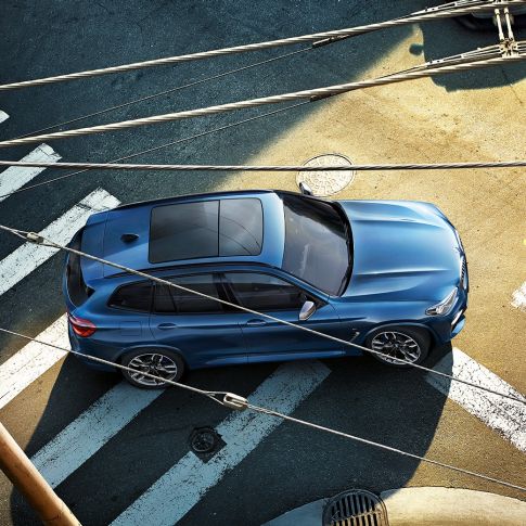 BMW X3 M40i מבט ממעוף הציפור על הגג ומכסה המנוע BMW X3 M40i מבט ממעוף הציפור על הגג ומכסה המנוע