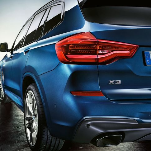 BMW X3 M40i, תמונת 3/4 אורית עם פנסים אחוריים מסוג LED BMW X3 M40i, תמונת 3/4 אורית עם פנסים אחוריים מסוג LED