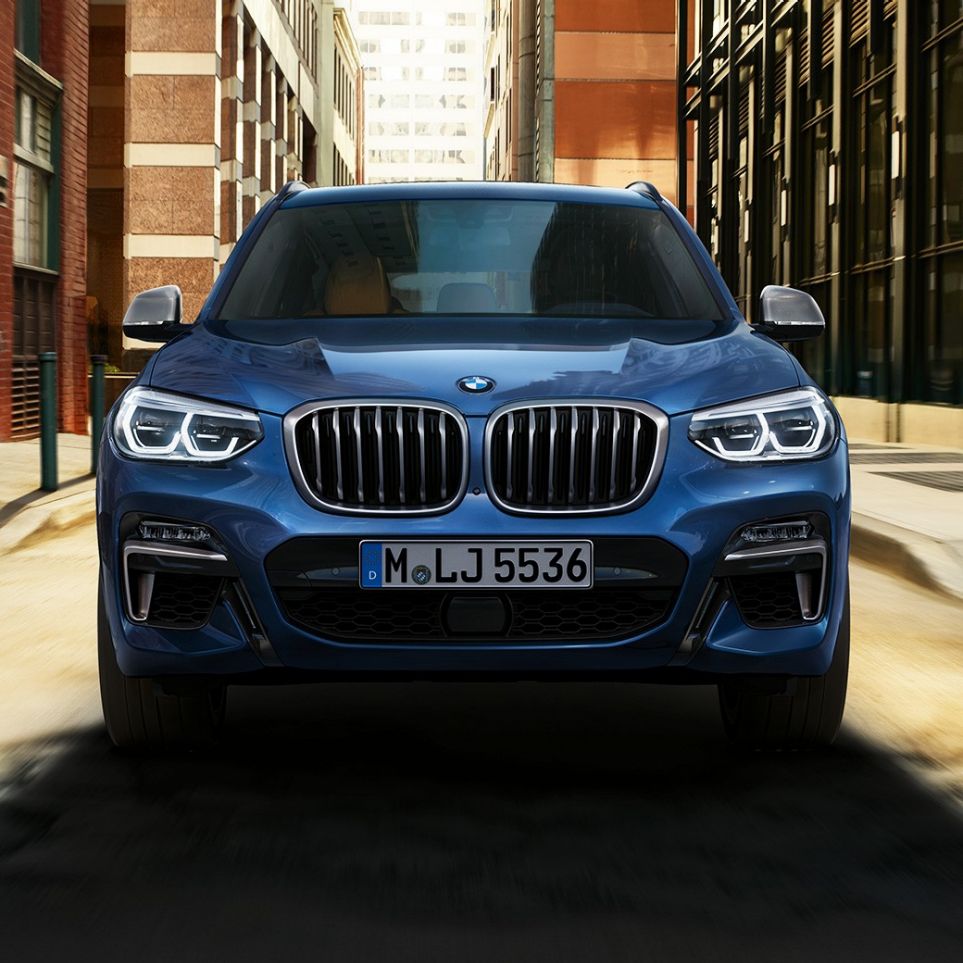 BMW X3 M40i, תמונה מלפנים בסביבה עירונית BMW X3 M40i, תמונה מלפנים בסביבה עירונית