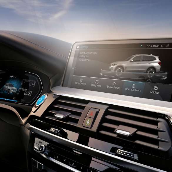 מערכות עזר לנהג BMW iX3, סביבת נהג עם צג בקרה מערכות עזר לנהג BMW iX3, סביבת נהג עם צג בקרה