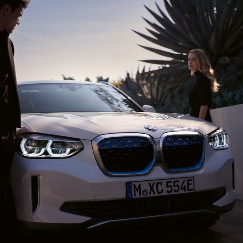 BMW iX3 מבט 3/4 קדמי עם גריל הכליות BMW i BMW iX3 לבן Mineral, מבט 3/4 קדמי עם גריל הכליות BMW i