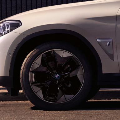 חישוקים אווירודנימיים BMW iX3 , צילום תקריב של החישוק חישוקים אווירודנימיים BMW iX3 לבן Mineral צילום תקריב של הגלגל מבחוץ