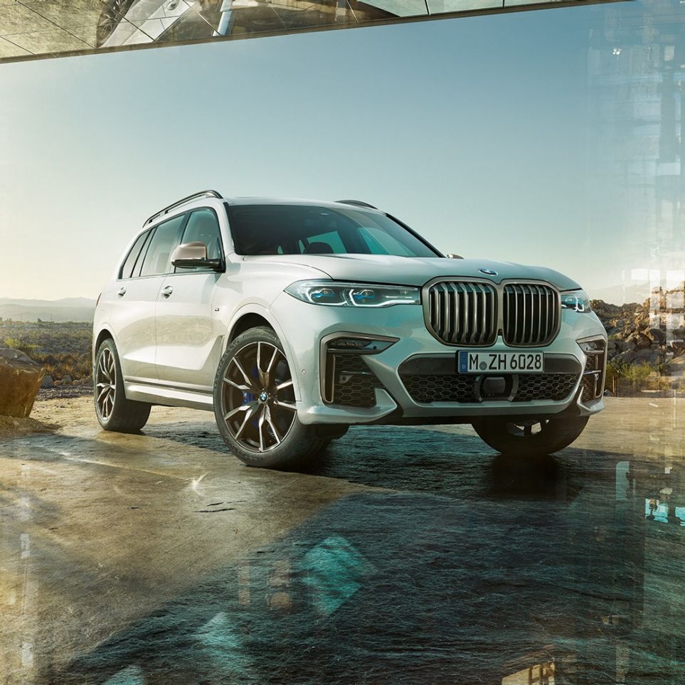 BMW X7 M50d, מבט חזית-צד BMW X7 M50d: מבט חזית-צד על BMW X7 לבן, במצב נייח