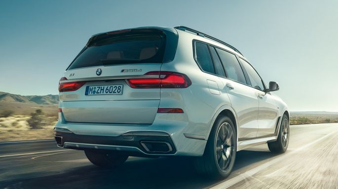 BMW X7 M50d, תצלום מאחור BMW X7 M50d: תצלום מאחור של BMW X7 לבן בנסיעה