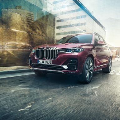BMW Individual X7 xDrive40i, מבט חזית-צד מבט חזית-צד על BMW X7 בצבע מטאלי Ametrin בנסיעה