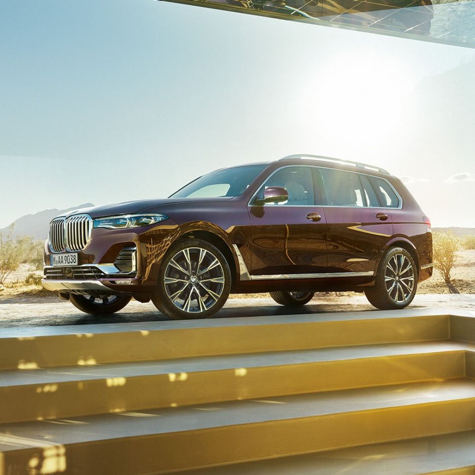 BMW Individual X7 xDrive40i, מבט צד מבט צד על BMW X7 בצבע מטאלי Ametrin במצב נייח