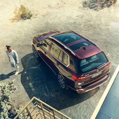מבט ממעוף הציפור על BMW Individual X7 xDrive40i מבט ממעוף הציפור על BMW X7 בצבע מטאלי Ametrin במצב נייח