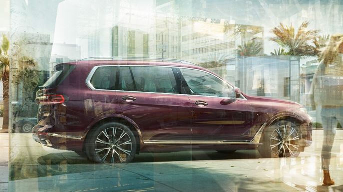 מבט צד על BMW Individual X7 xDrive40i מבט צד על BMW X7 בצבע מטאלי Ametrin במצב נייח