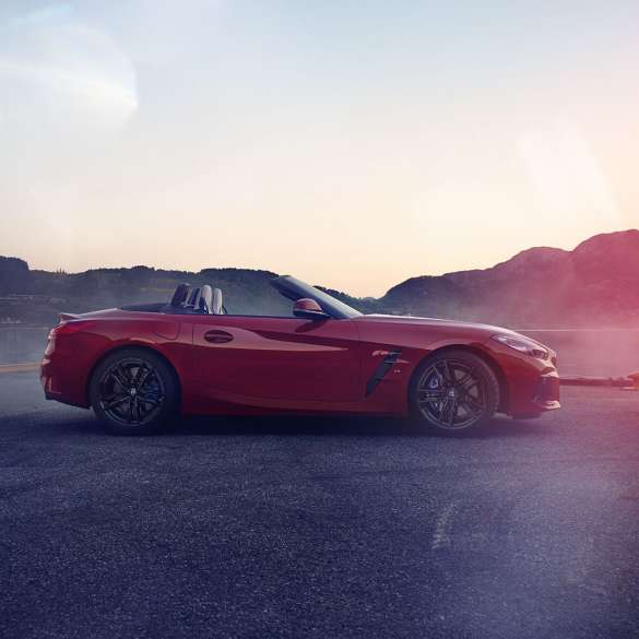 תצלום מבט צד על BMW Z4 רודסטר תצלום מבט צד על BMW Z4 רודסטר, על רקע נוף הררי