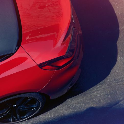 חלקה האחורי והגלגל האחורי של BMW Z4 רודסטר מבט ממעוף הציפור על חלקה האחורי והגלגל האחורי של BMW Z4 רודסטר