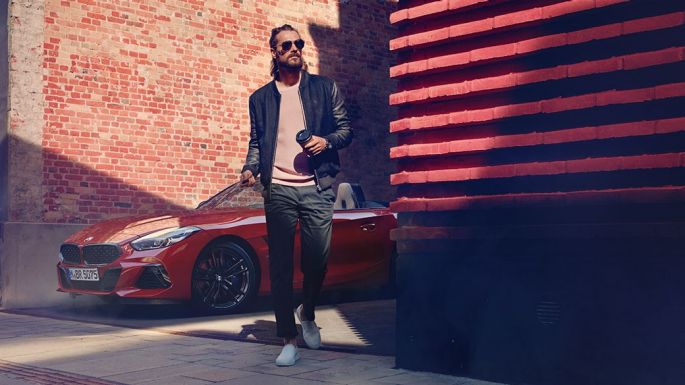 BMW Z4 רודסטר ברחוב צדדי אדם ברחוב צדדי על רקע BMW Z4 רודסטר