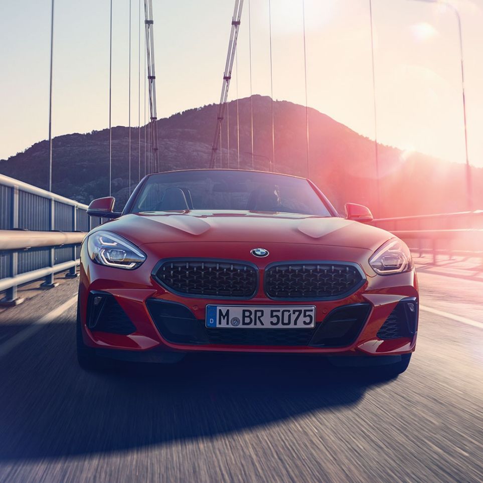 BMW Z4 רודסטר על גשר תצלום חזית של BMW Z4 רודסטר על גשר